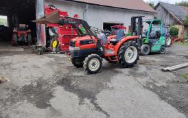 Malotraktor Kubota s čelním nakladačem 